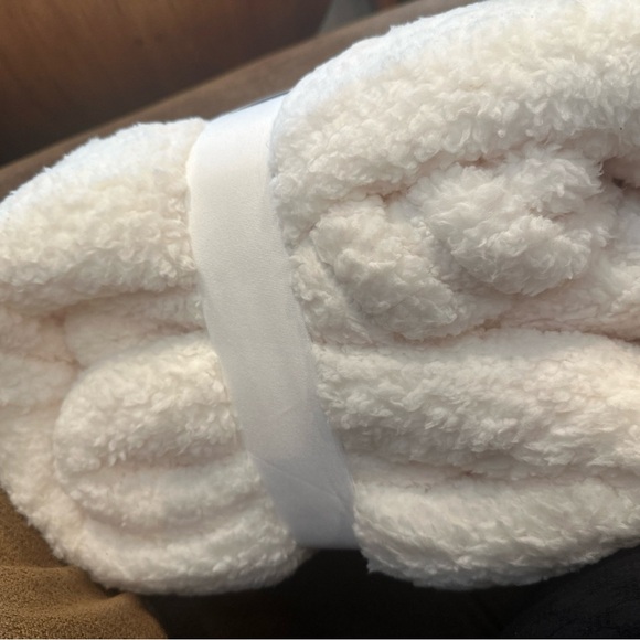 New Faux Shearling Blanket Full/Queen 88"X92 - Picture 2 of 5